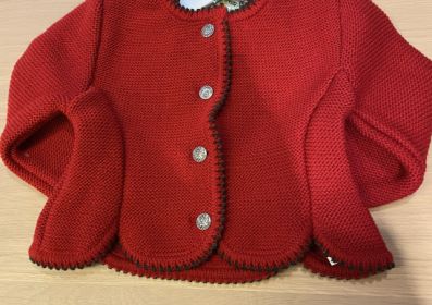 rote Strickjacke